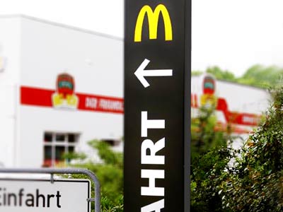 Pylon McDonalds Einfahrt Schild